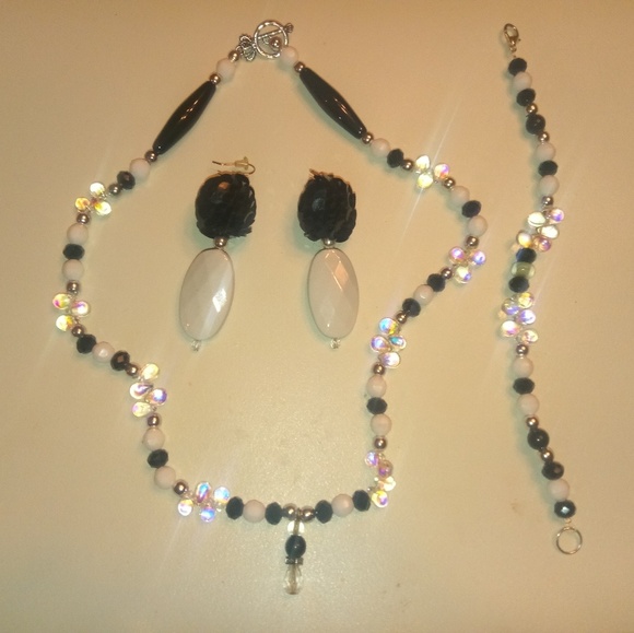 3pc Jewelry set incl Necklace, Bracelet & earrings - Picture 2 of 3